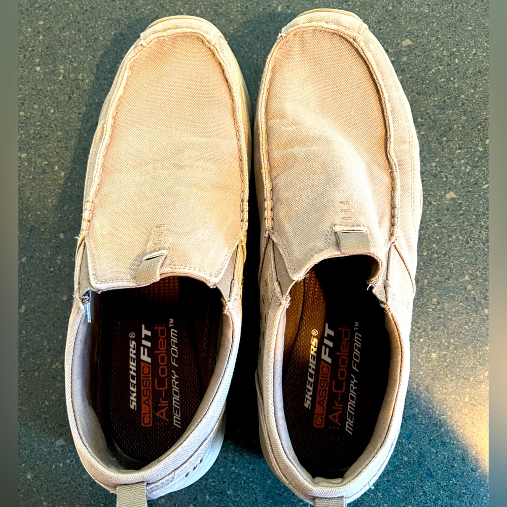 Comfortable casual Mens slip on boat shoes.